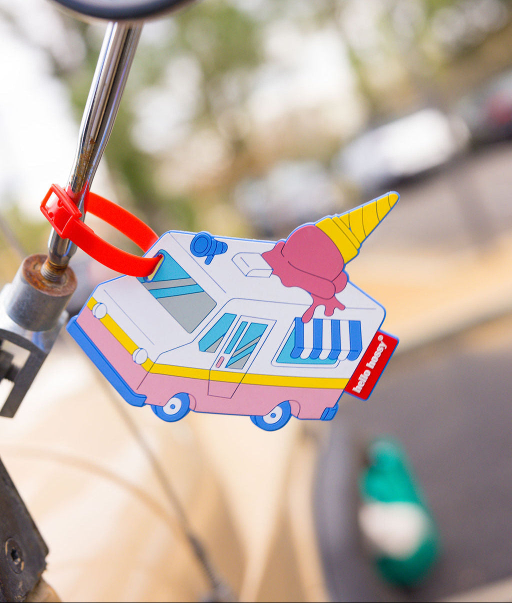 Etiqueta de bagagem infantil branca com motivo de carro de gelado Hello Hossy