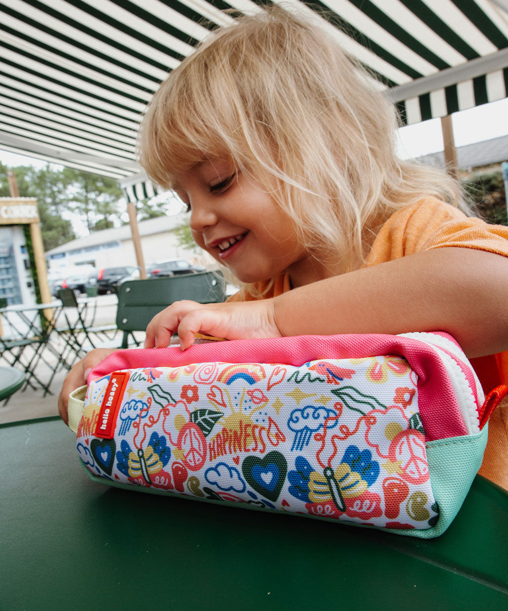 Estojo escolar infantil branco e verde com estampado de arte e flores, detalhes rosa, Hello Hossy