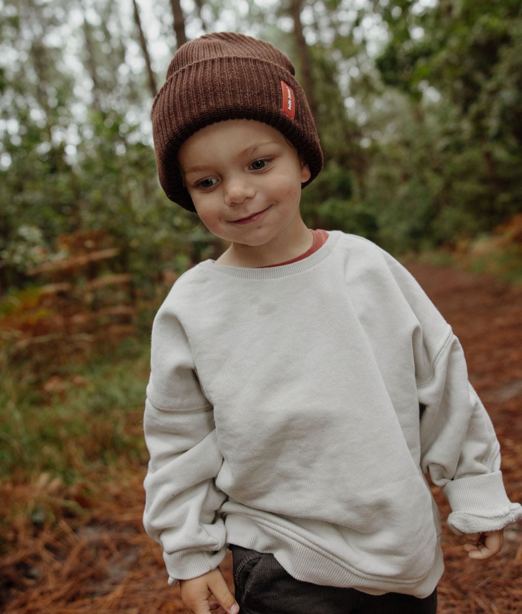 Gorro infantil castanho de malha com etiqueta cosida Hello Hossy