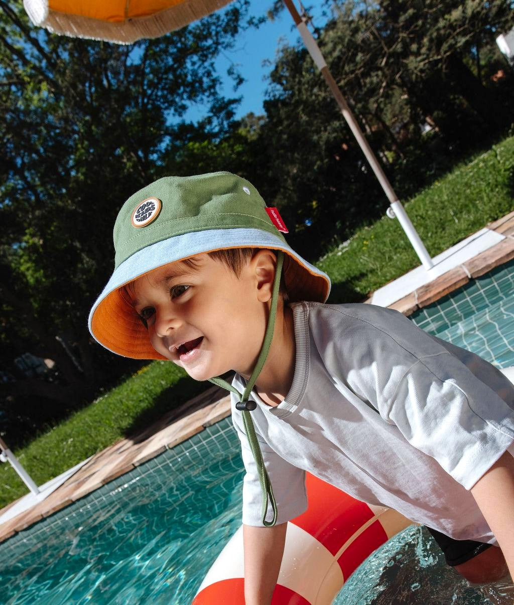 Chapéu bucket infantil bicolor verde e azul, interior laranja, cordão ajustável Hello Hossy