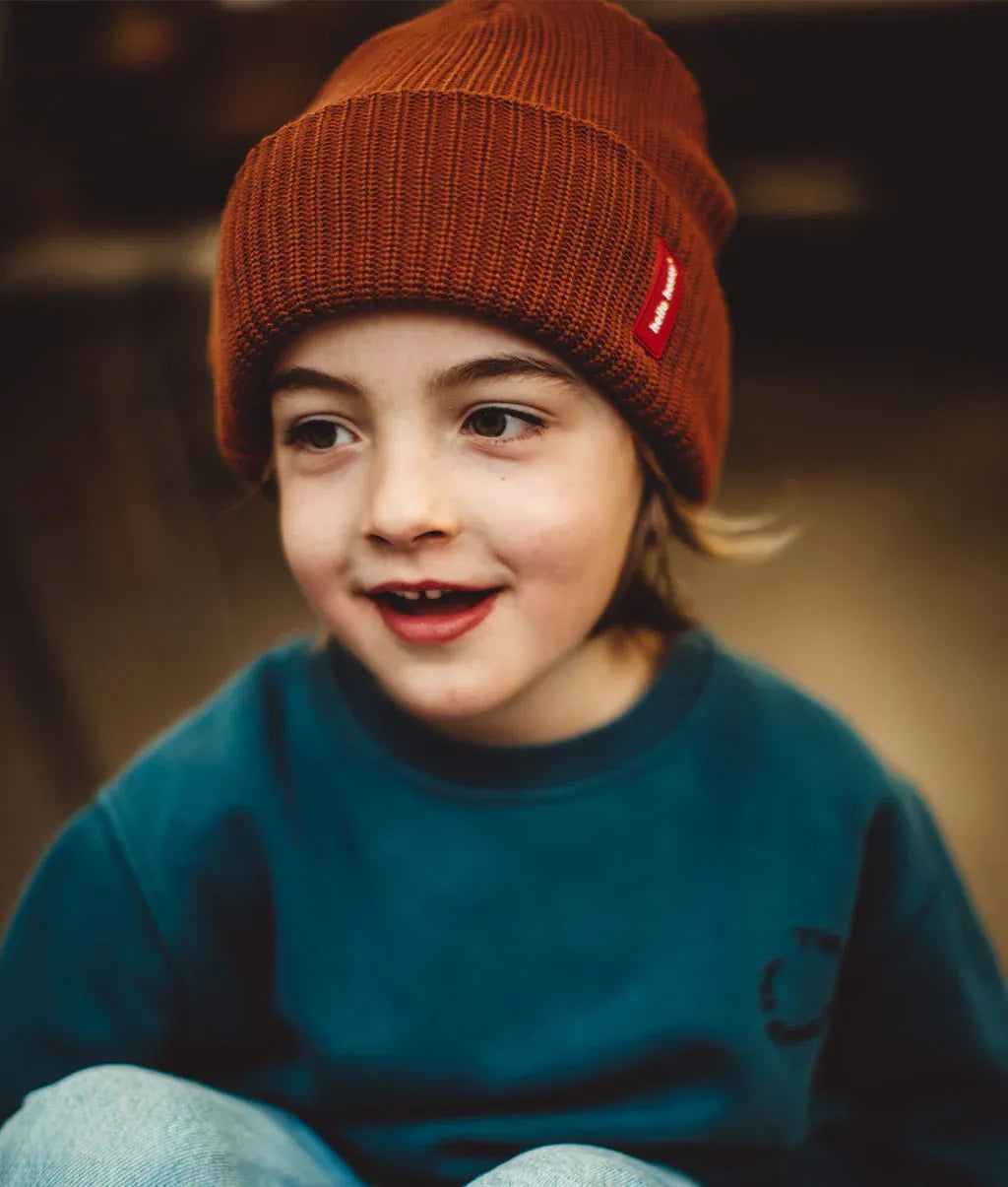 Gorro em malha Flow Nut usado por um rapaz – vista de frente – foto lifestyle – Hello Hossy