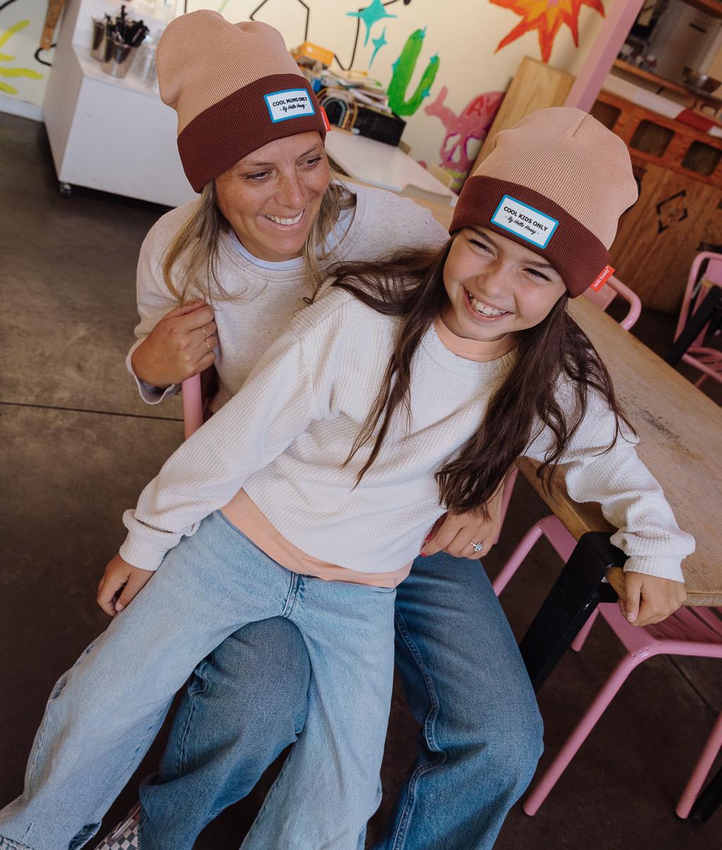 Duo mãe e criança, gorros castanho e bege com etiqueta bordada Hello Hossy