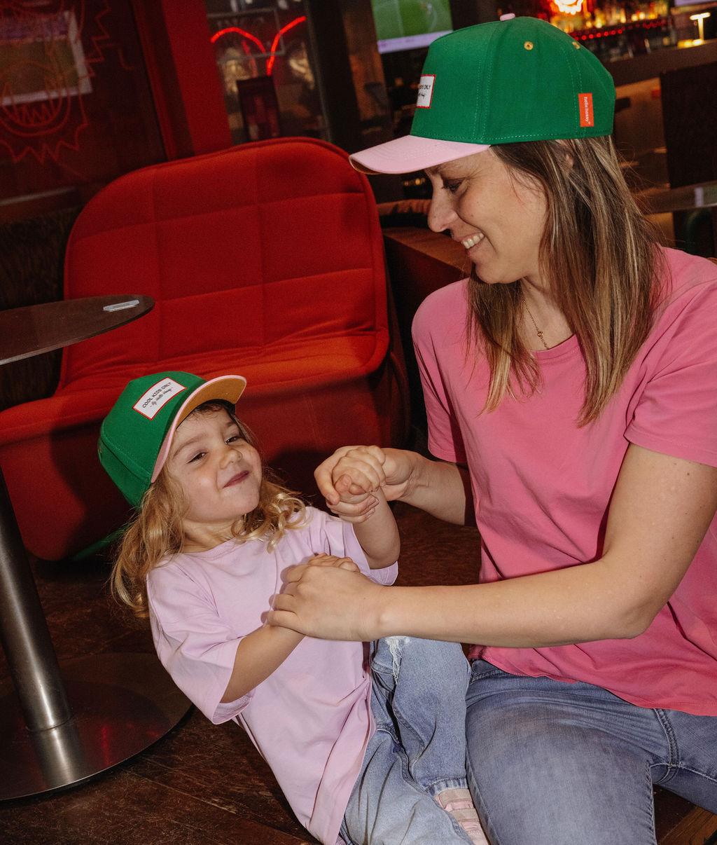 Boné infantil bicolor verde e rosa look de família Hello Hossy