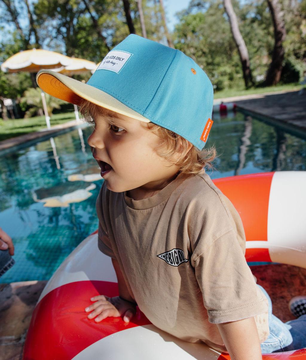 boné infantil azul e amarelo, pala curva e bordado Hello Hossy