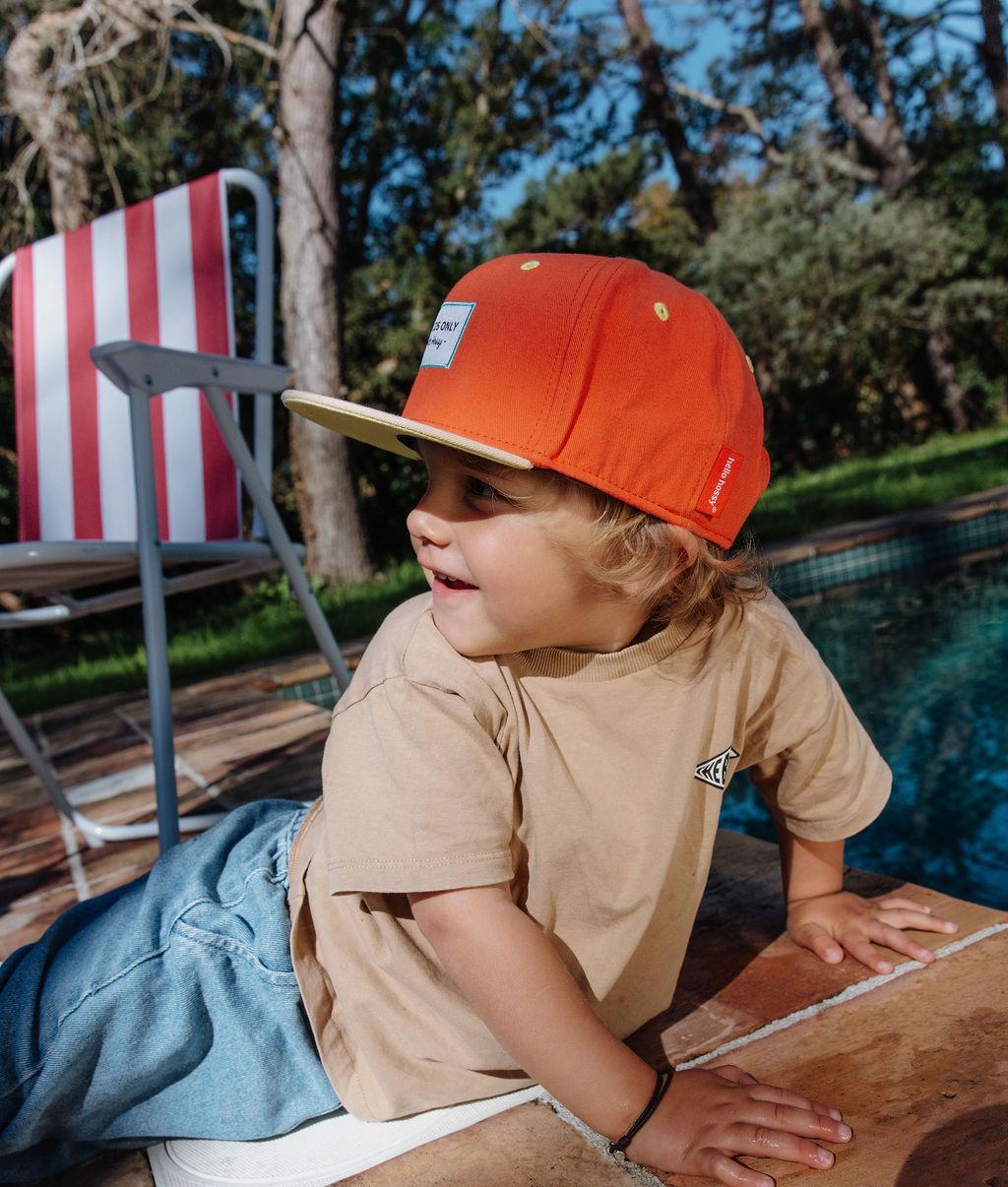 Boné infantil laranja e amarelo com pala reta, usado Hello Hossy
