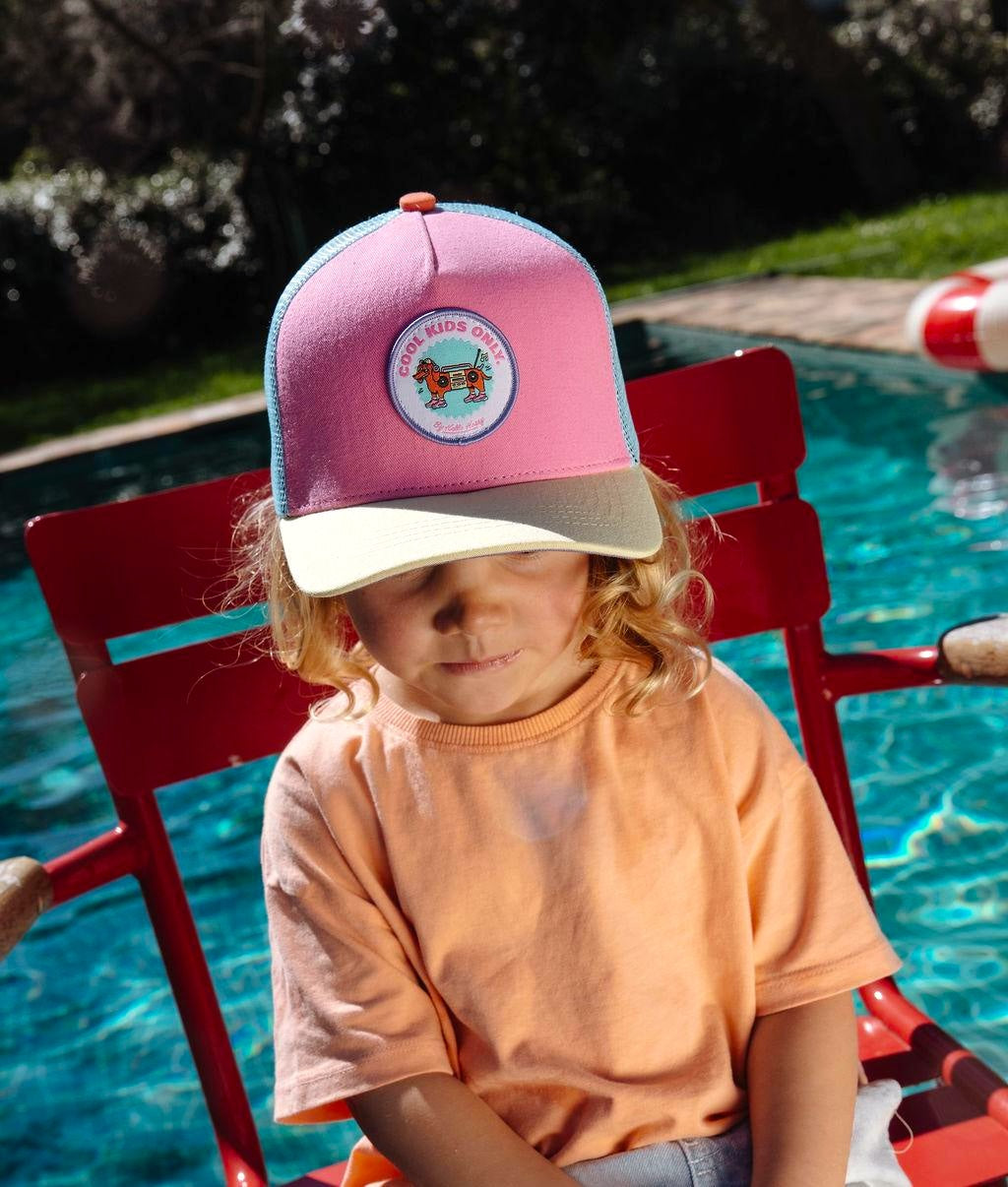 Boné infantil rosa com pala bege e patch de cão Hello Hossy