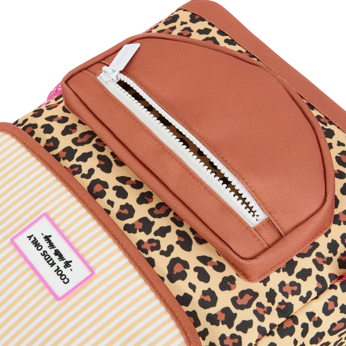 Mochila infantil bege com padrão leopard, bolso com fecho e detalhe branco, Hello Hossy