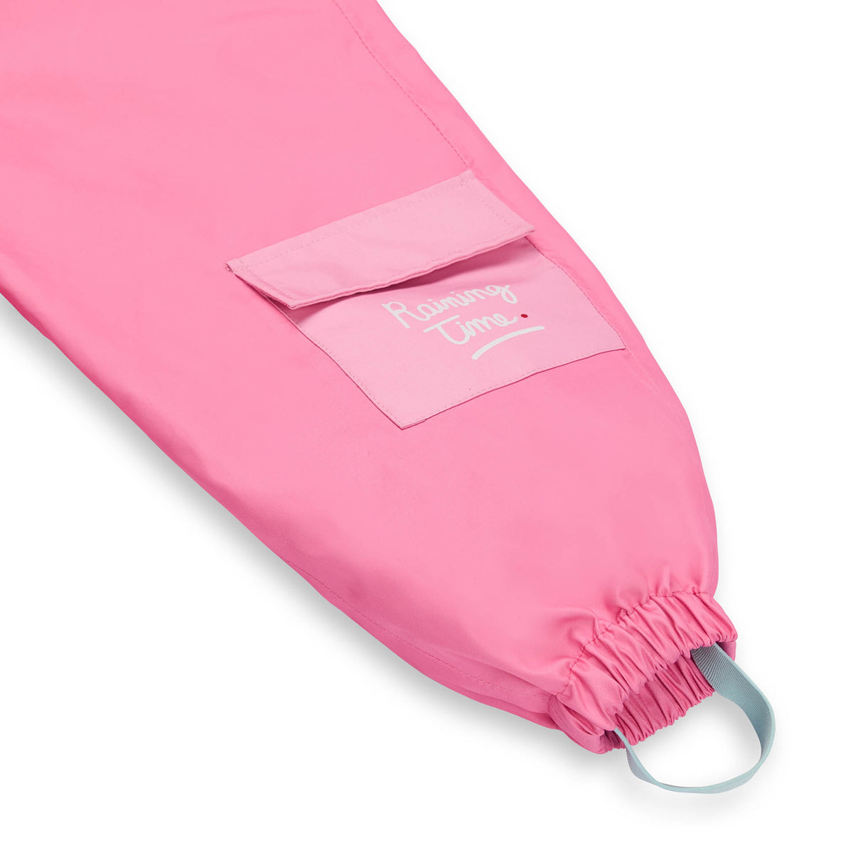 Calças impermeáveis com alças Ali para criança – detalhe de bolso e elástico na bainha