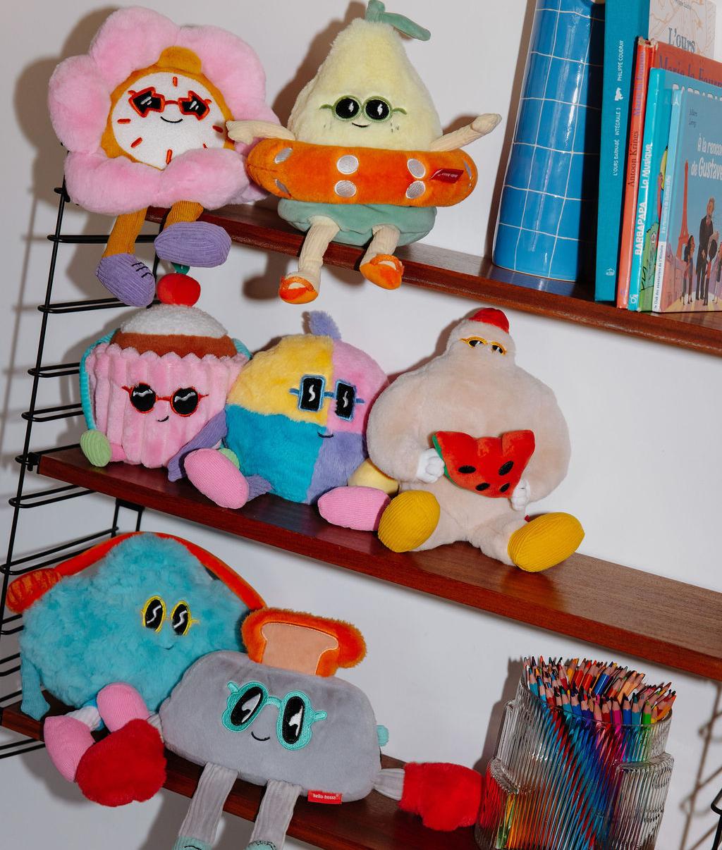 Coleção de peluches Hello Hossy pousados numa prateleira - foto de ambiente