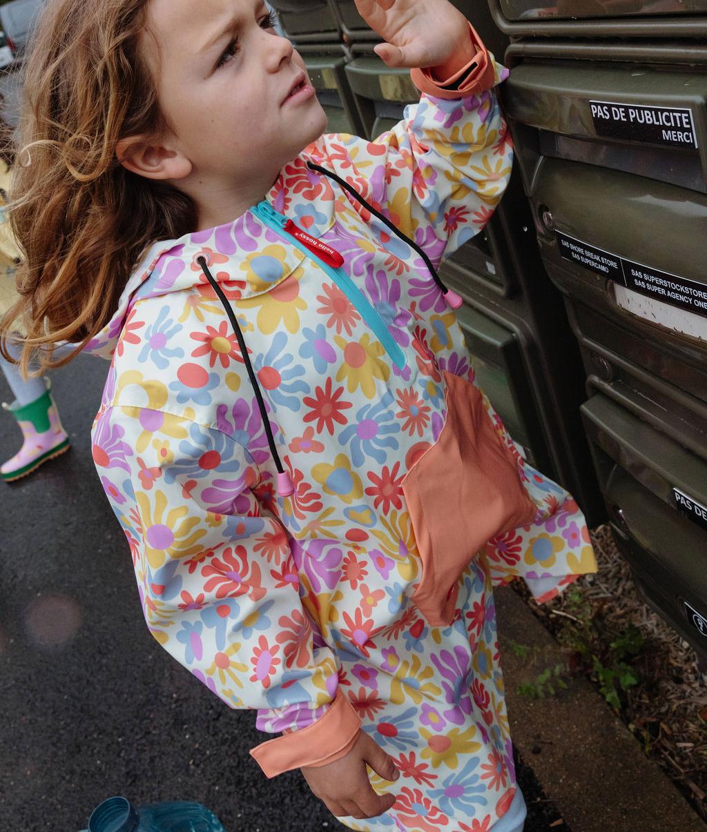 Poncho de chuva impermeável com capuz Retro Flowers usado por uma menina - foto lifestyle - Hello Hossy