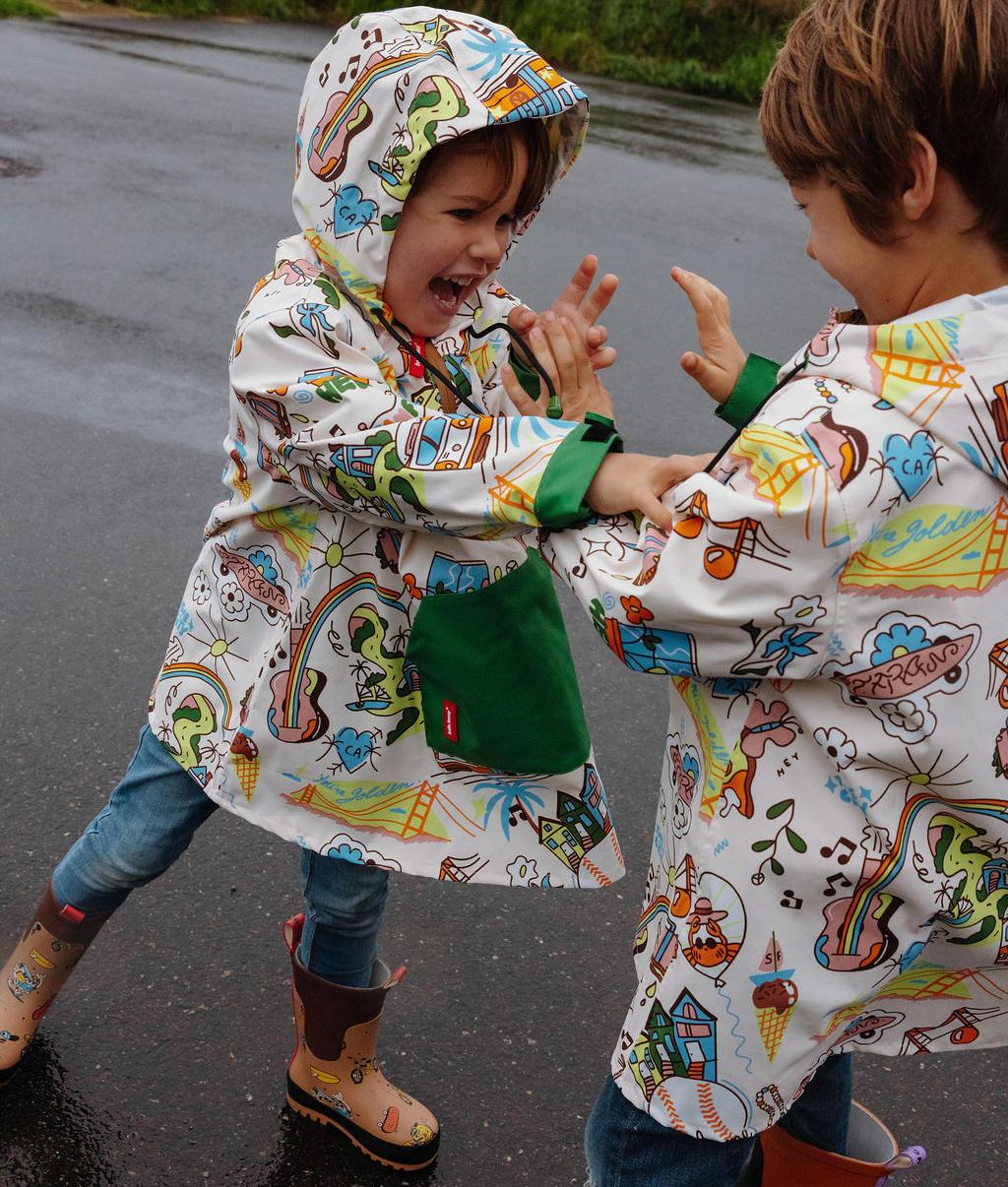 Duo de rapazes com o poncho impermeável estampado San Francisco - fotografia lifestyle - Hello Hossy