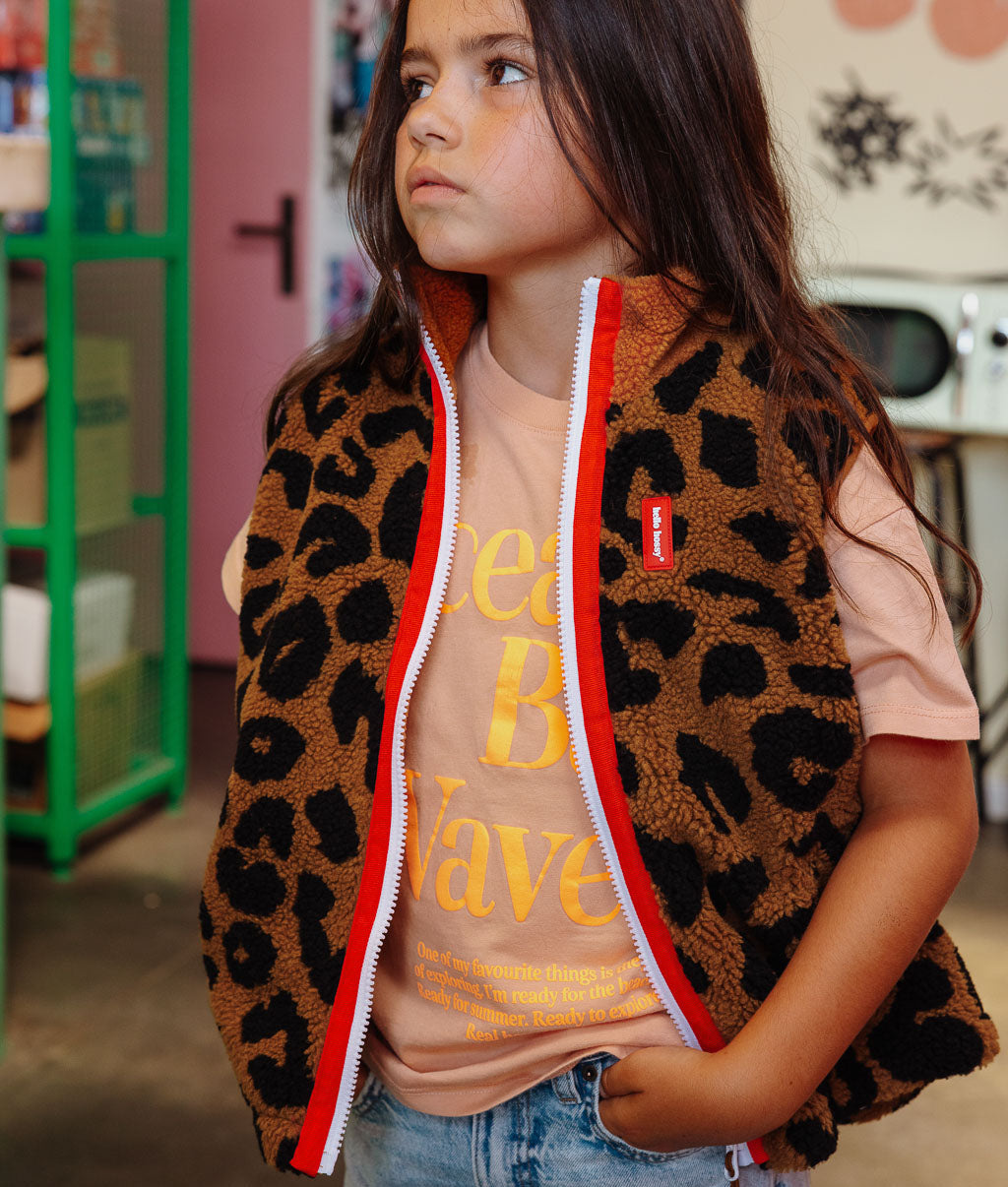Colete polar infantil castanho com padrão leopard e fecho vermelho Hello Hossy