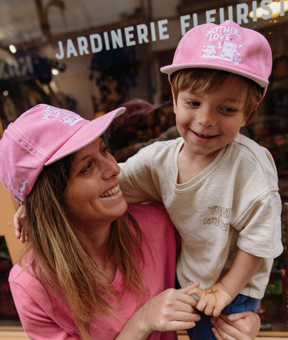 Duo mãe e criança com boné rosa, bordado e pala curva Hello Hossy