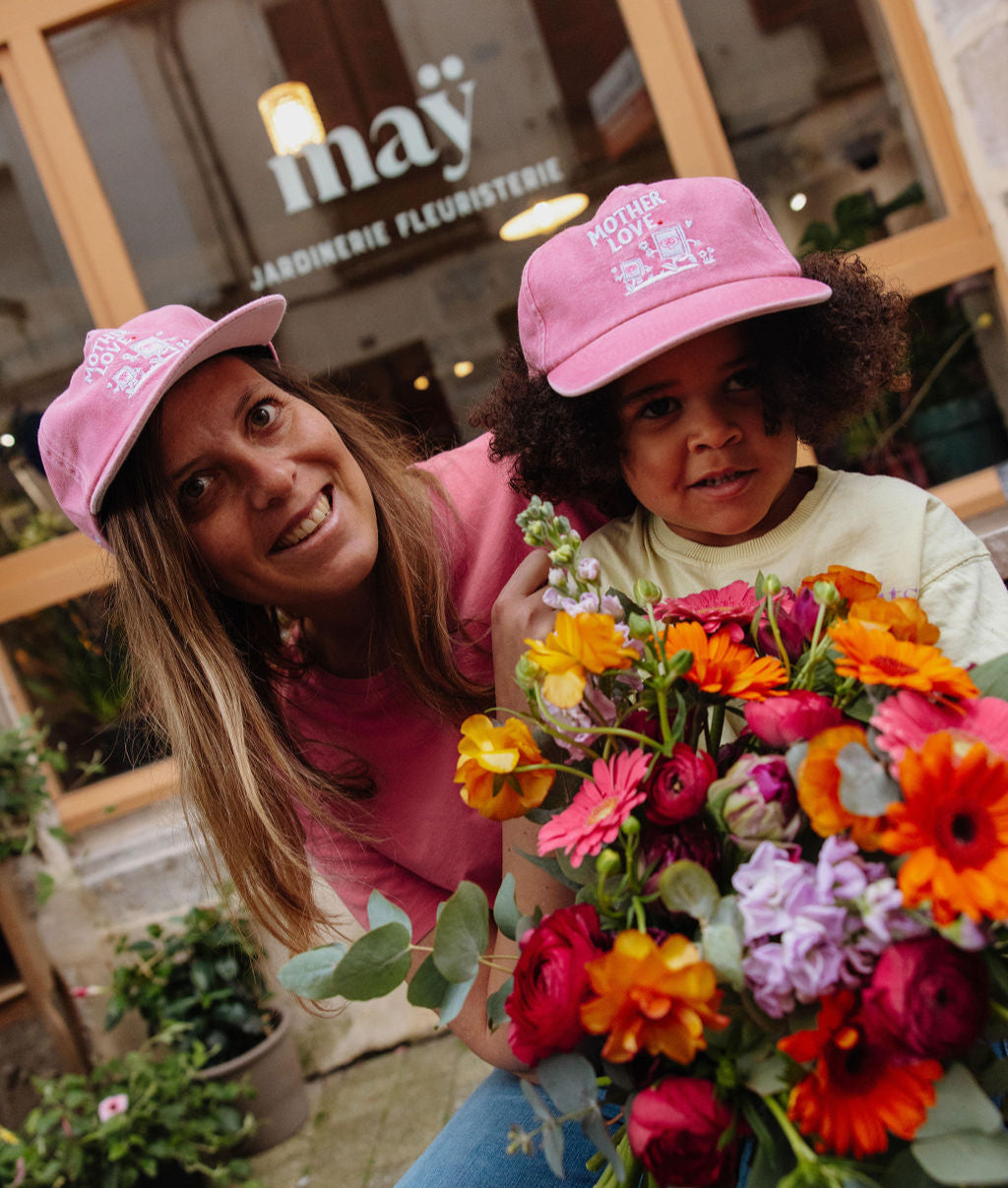 Duo mãe-criança com bonés rosa, bordado e pala curva Hello Hossy