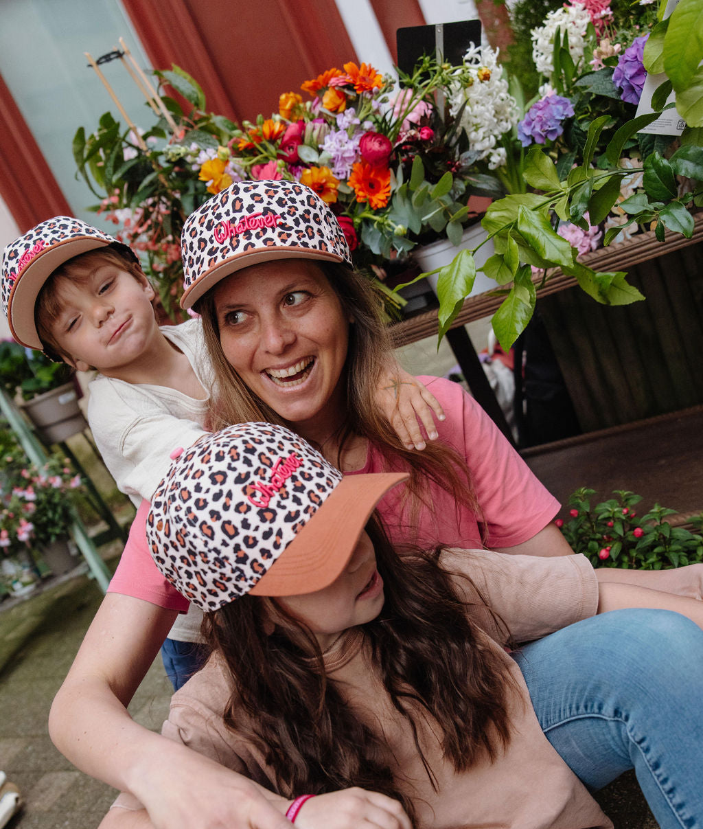 Duo mãe-criança de bonés bege Camel com estampado leopard e pala curva Hello Hossy