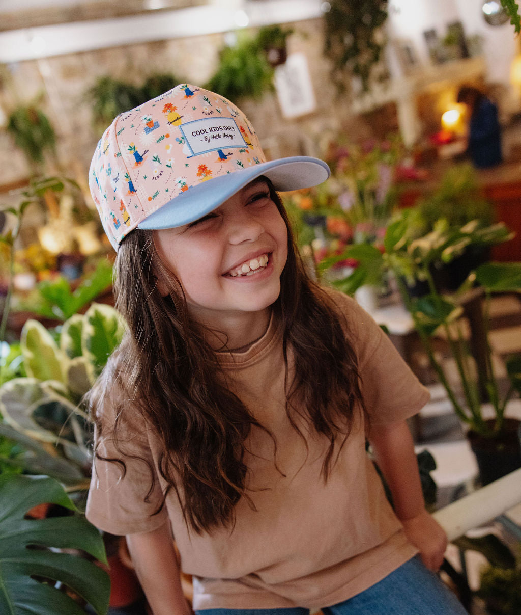 Boné infantil rosa com padrão de flores, pala azul, bordado Hello Hossy