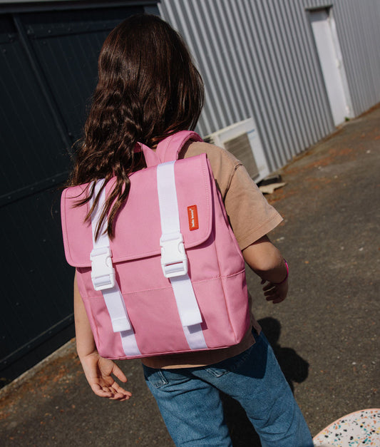 Mochila infantil rosa com riscas brancas, fecho e alças Hello Hossy
