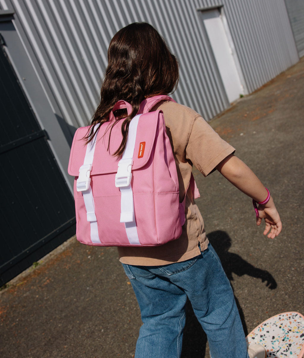 Mochila infantil rosa com riscas brancas e fecho de clipes Hello Hossy