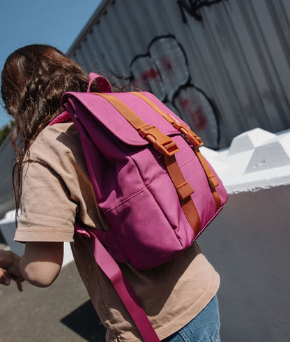 Mochila infantil violeta, alças camel, fecho de clipes Hello Hossy