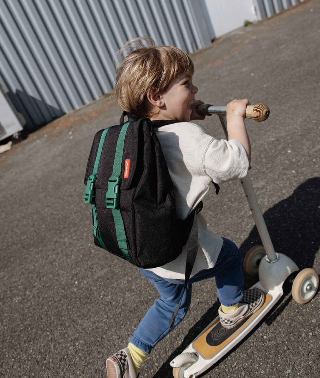 Mochila infantil preta com alças verdes Hello Hossy