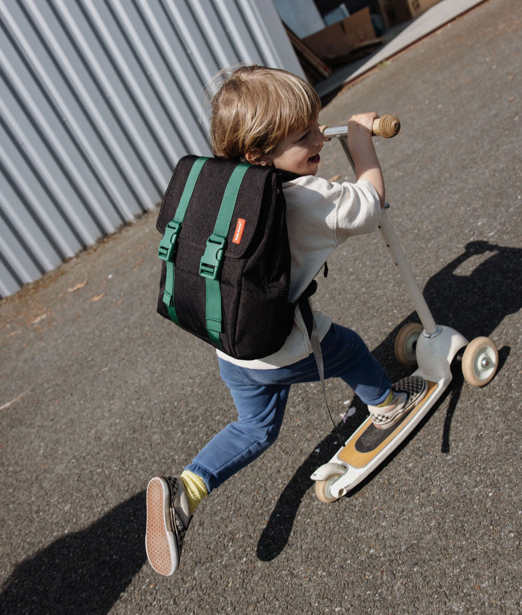 Mochila infantil preta com alças verdes Hello Hossy