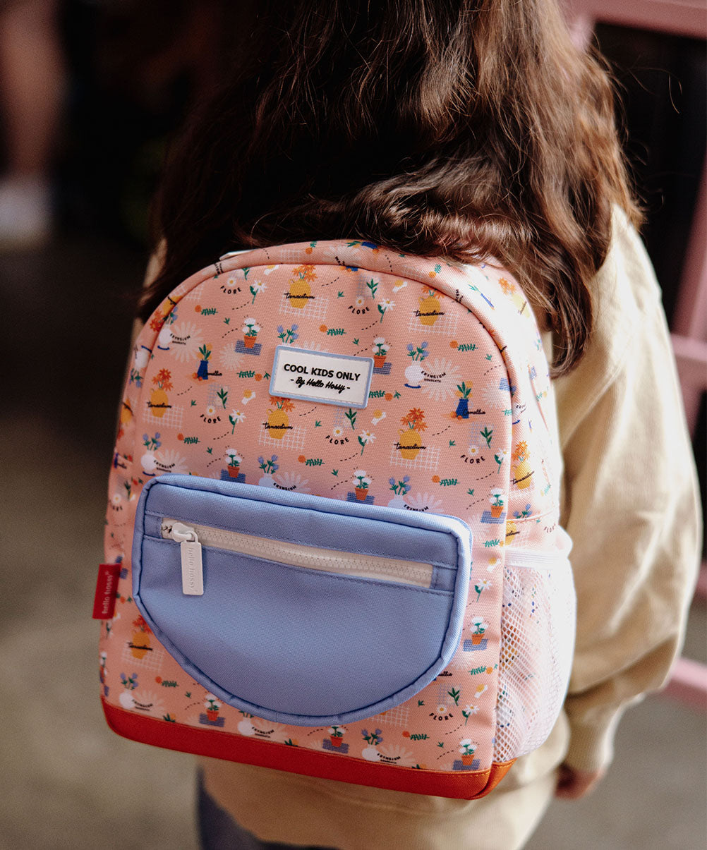 Mochila infantil rosa com estampado de flores e bolso azul Hello Hossy