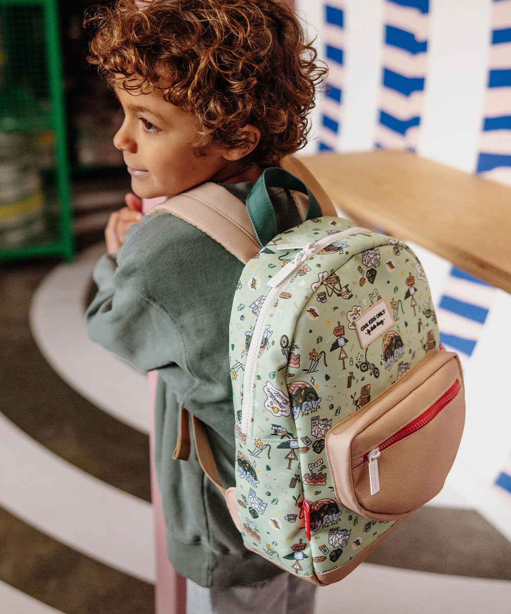 Mochila infantil verde com padrão de viagem e bicicleta, bolso bege Hello Hossy