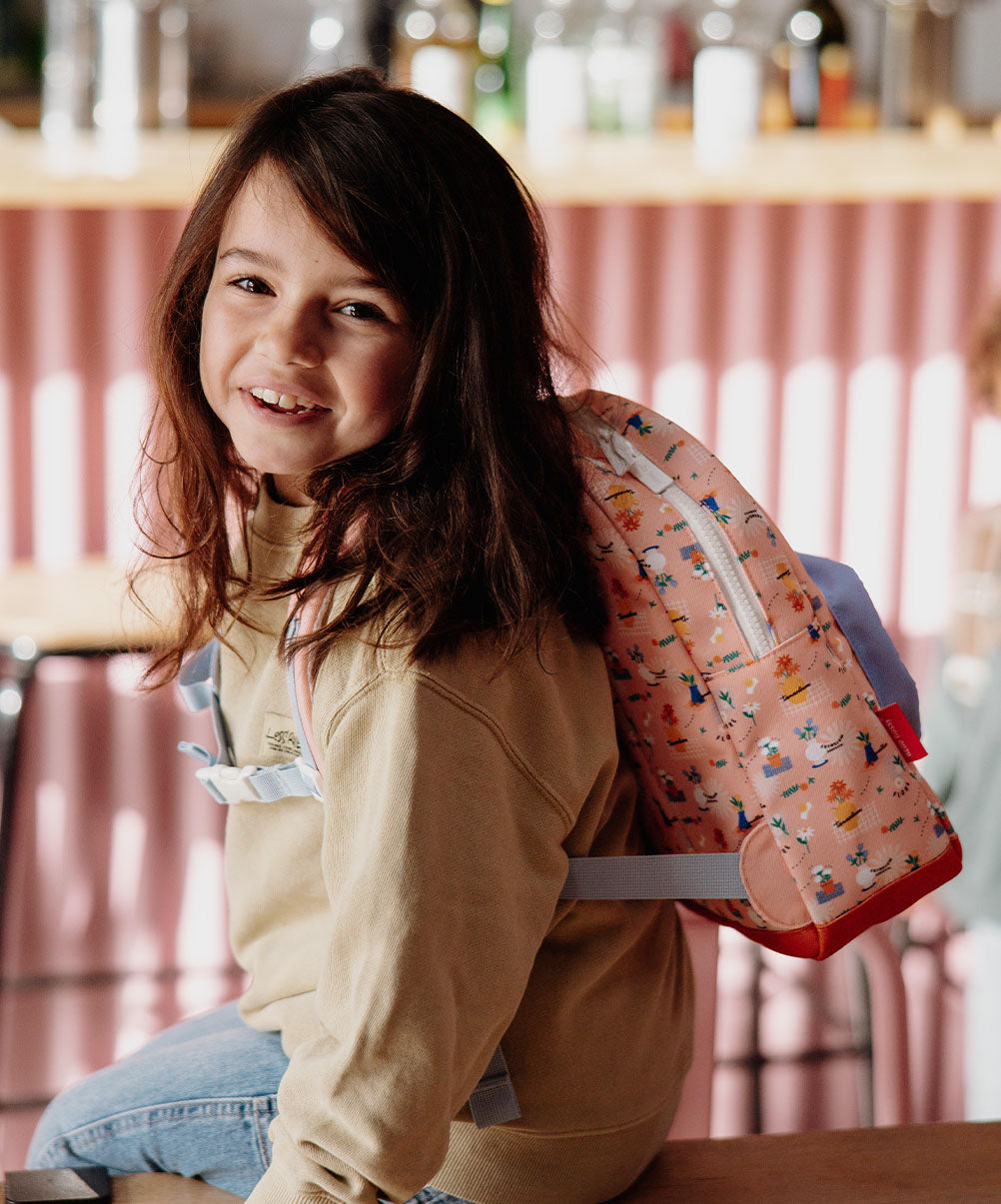 Mochila infantil rosa com estampado de flores, base vermelha Hello Hossy