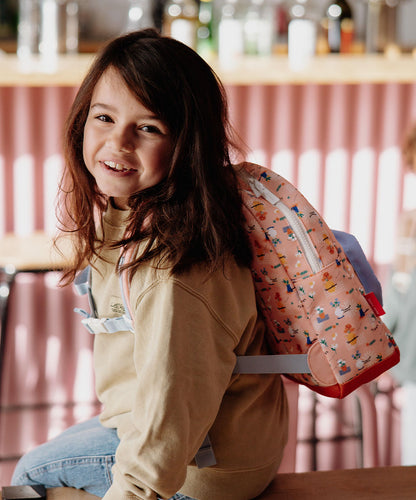 Mochila infantil rosa com estampado de flores, base vermelha Hello Hossy