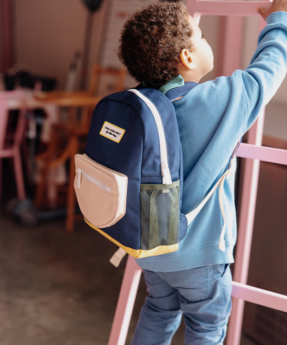 Mochila infantil azul, bolso bege, rede verde, base amarela, patch Cool Kids Only Hello Hossy