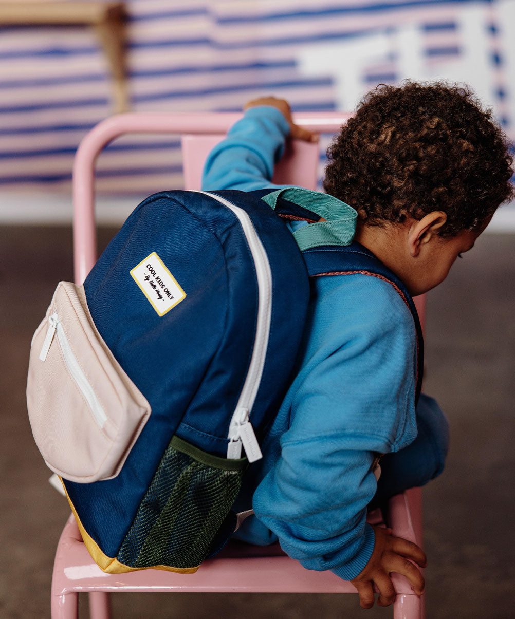 Mochila para criança azul, bolso bege, rede verde, base amarela Hello Hossy