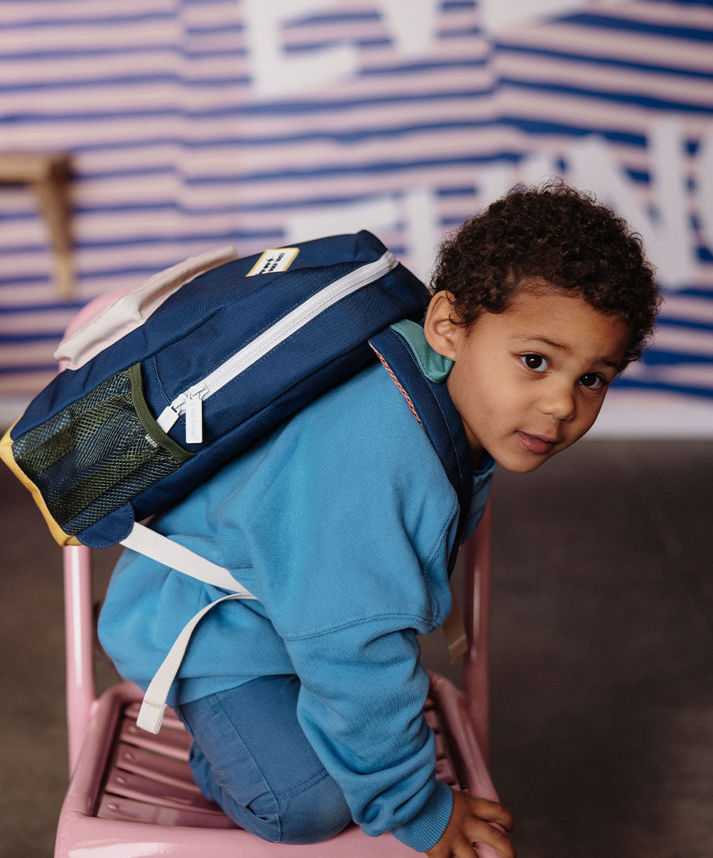 Mochila infantil azul com bolso em rede preto e fecho branco Hello Hossy