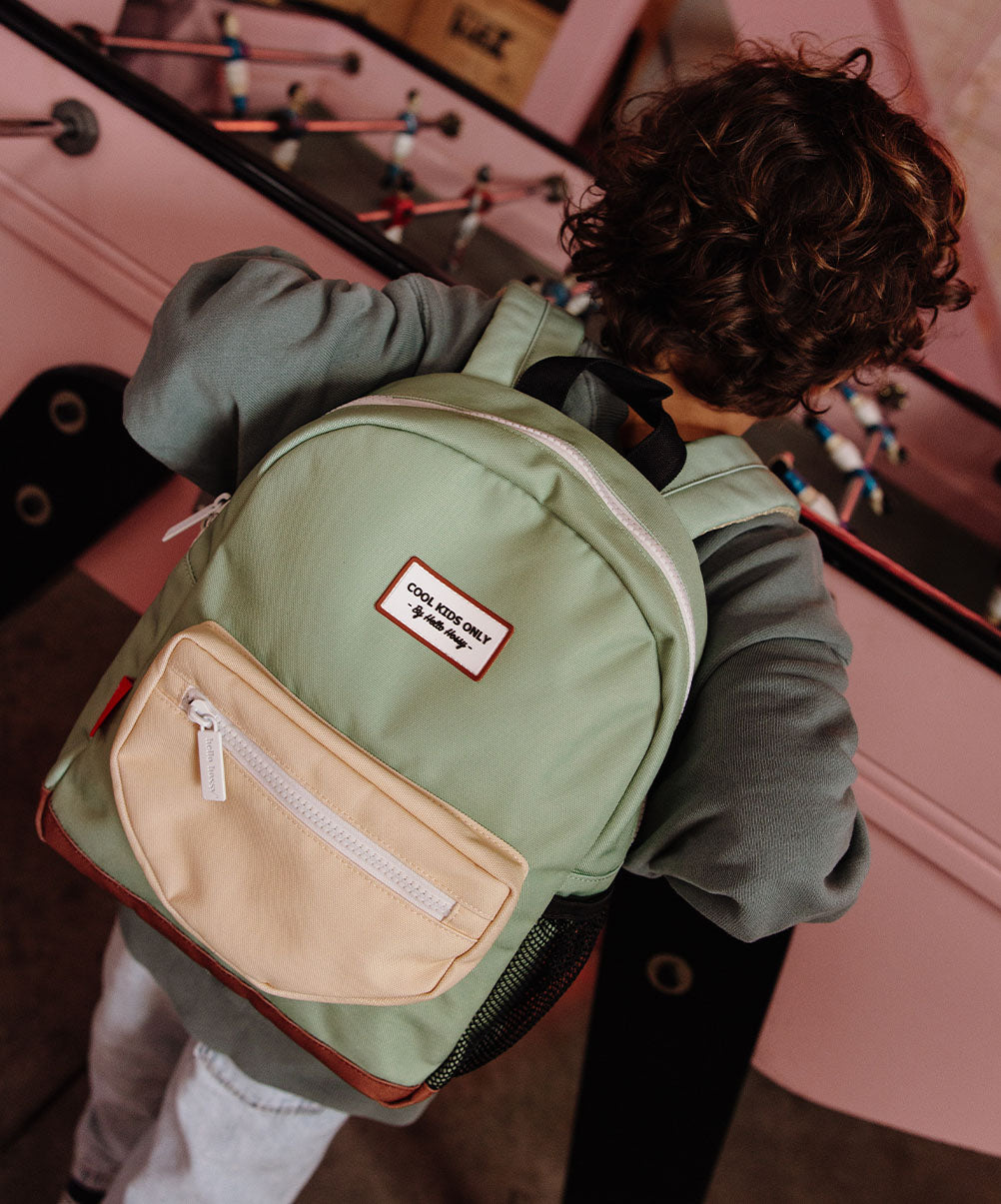 Mochila infantil verde com bolso bege, base castanha, patch Cool Kids Only Hello Hossy
