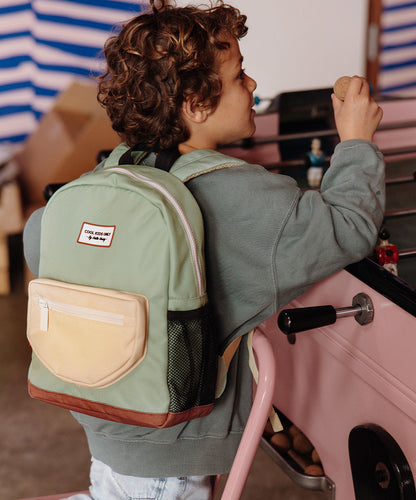 Mochila infantil verde com bolso bege, rede preta, base castanha, patch Cool Kids Only Hello Hossy