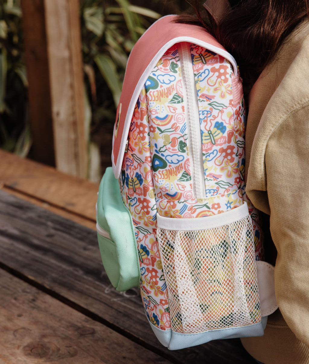 Mochila infantil branca e rosa com padrão de flores, bolso em rede Hello Hossy