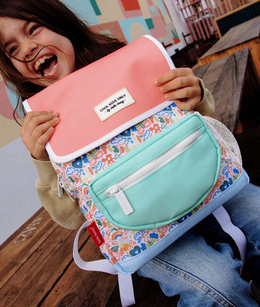 Mochila infantil com padrões de flores multicoloridos, aba coral e bolso verde, Hello Hossy