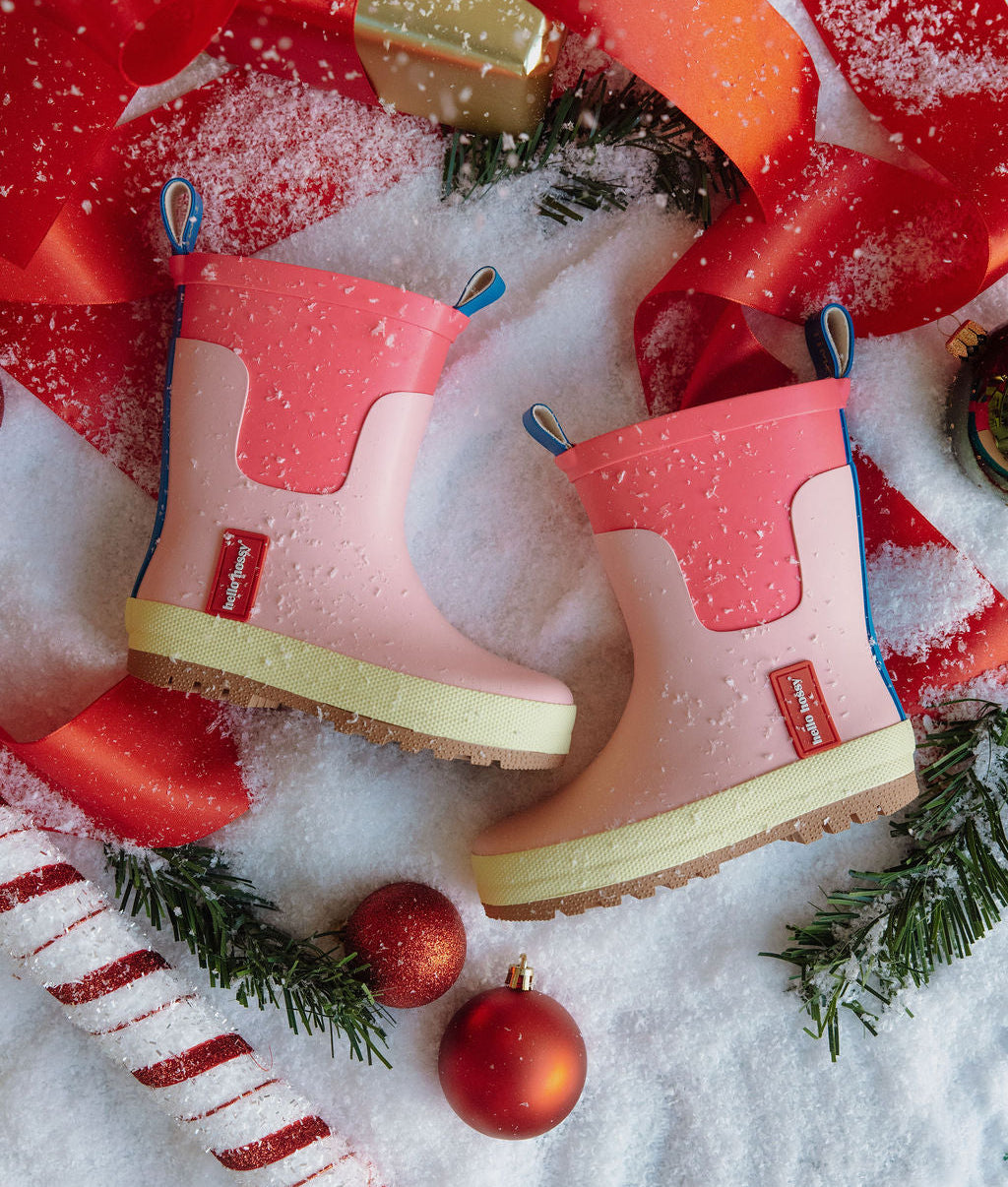 Botas de chuva infantis rosa com detalhes azuis e sola amarela Hello Hossy
