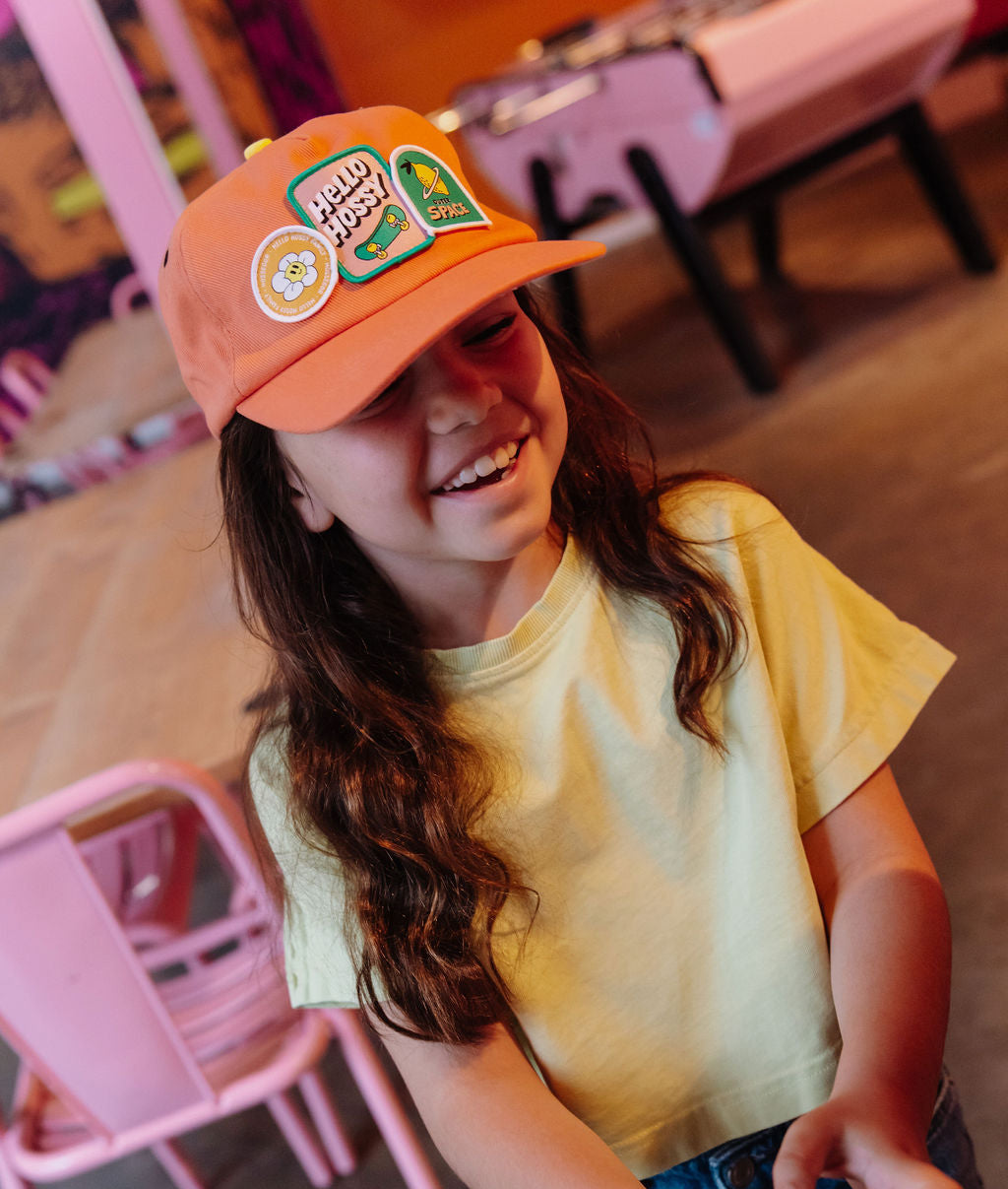 Boné infantil laranja com pala curva, patch skate Hello Hossy