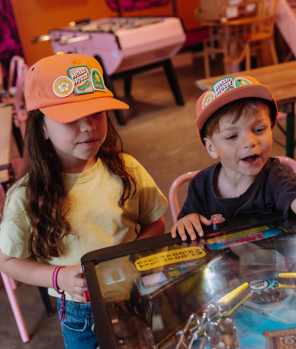 Boné infantil laranja com pala curva, patch skate Hello Hossy
