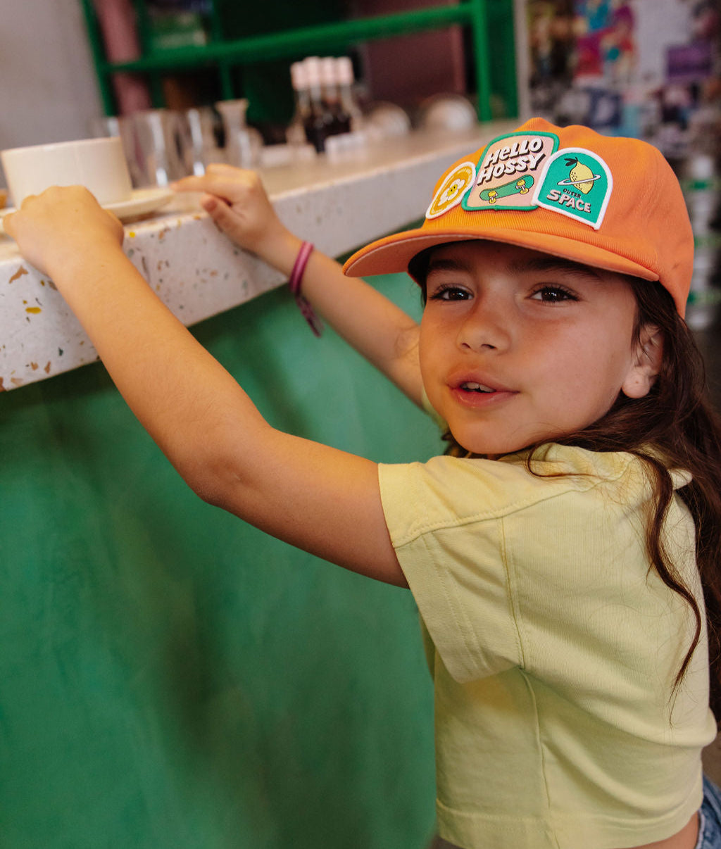 Boné infantil laranja com pala curva e patch espacial Hello Hossy