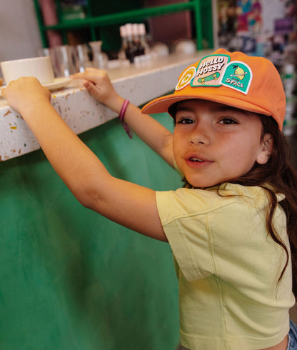 Boné infantil laranja com pala curva e patch espacial Hello Hossy