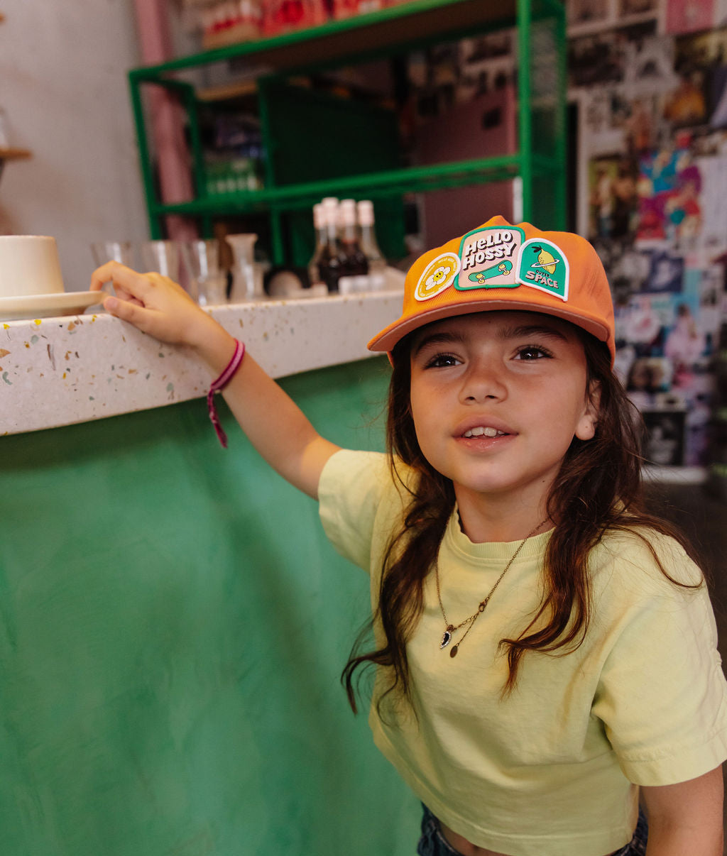 Boné infantil laranja com pala curva e patch skate Hello Hossy