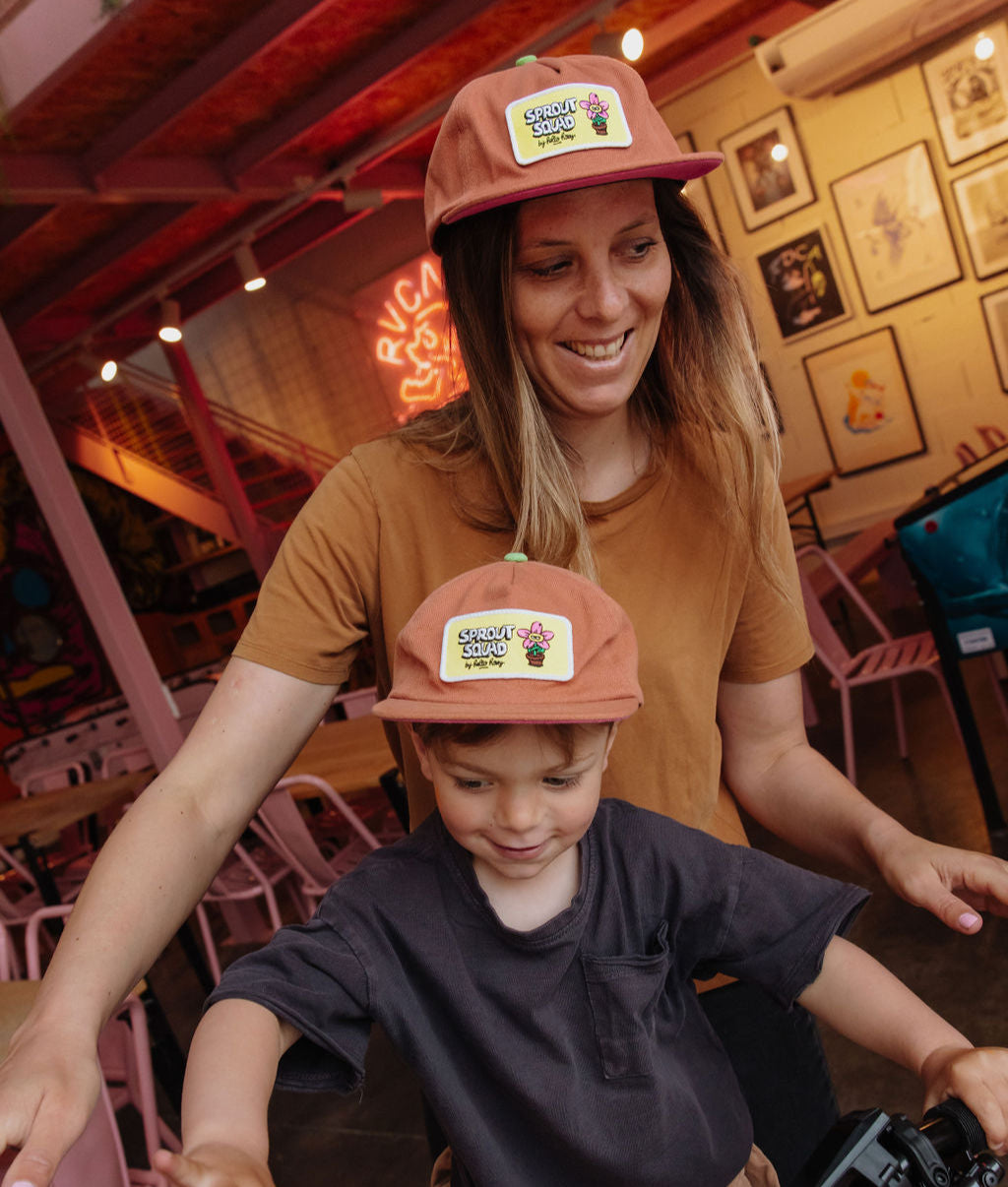 Boné infantil castanho com patch amarelo e pala reta Hello Hossy