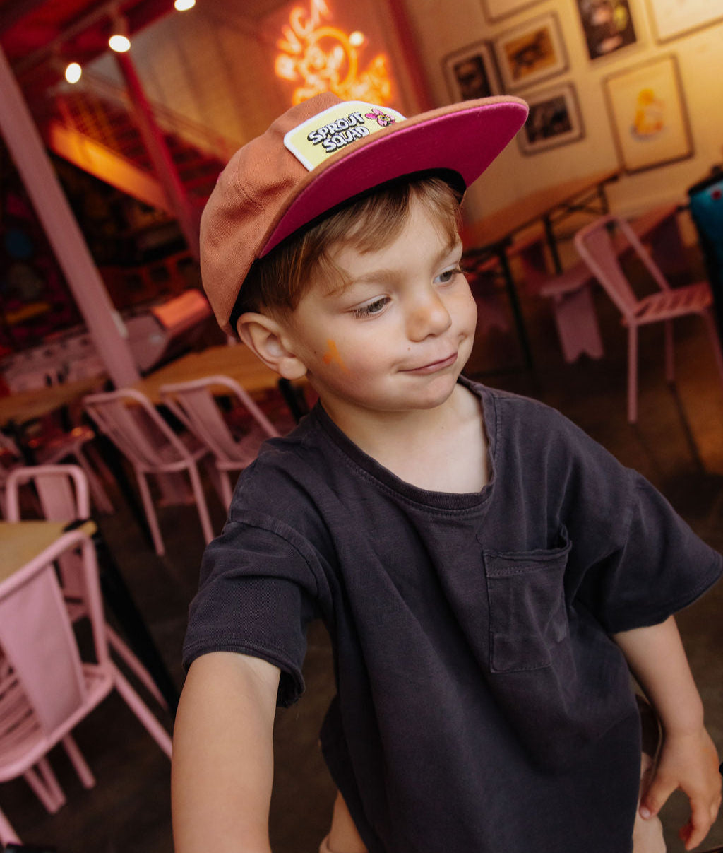 Boné infantil castanho com pala reta e patch Hello Hossy