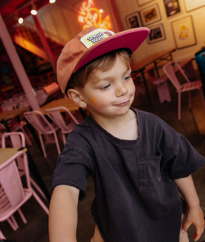 Boné infantil castanho com pala reta e patch Hello Hossy