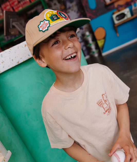 Boné infantil creme com pala verde e patch de música Hello Hossy