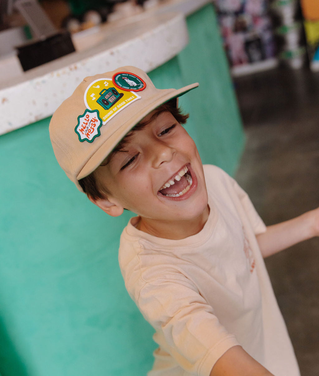 Boné infantil creme com pala curva, patch música Hello Hossy