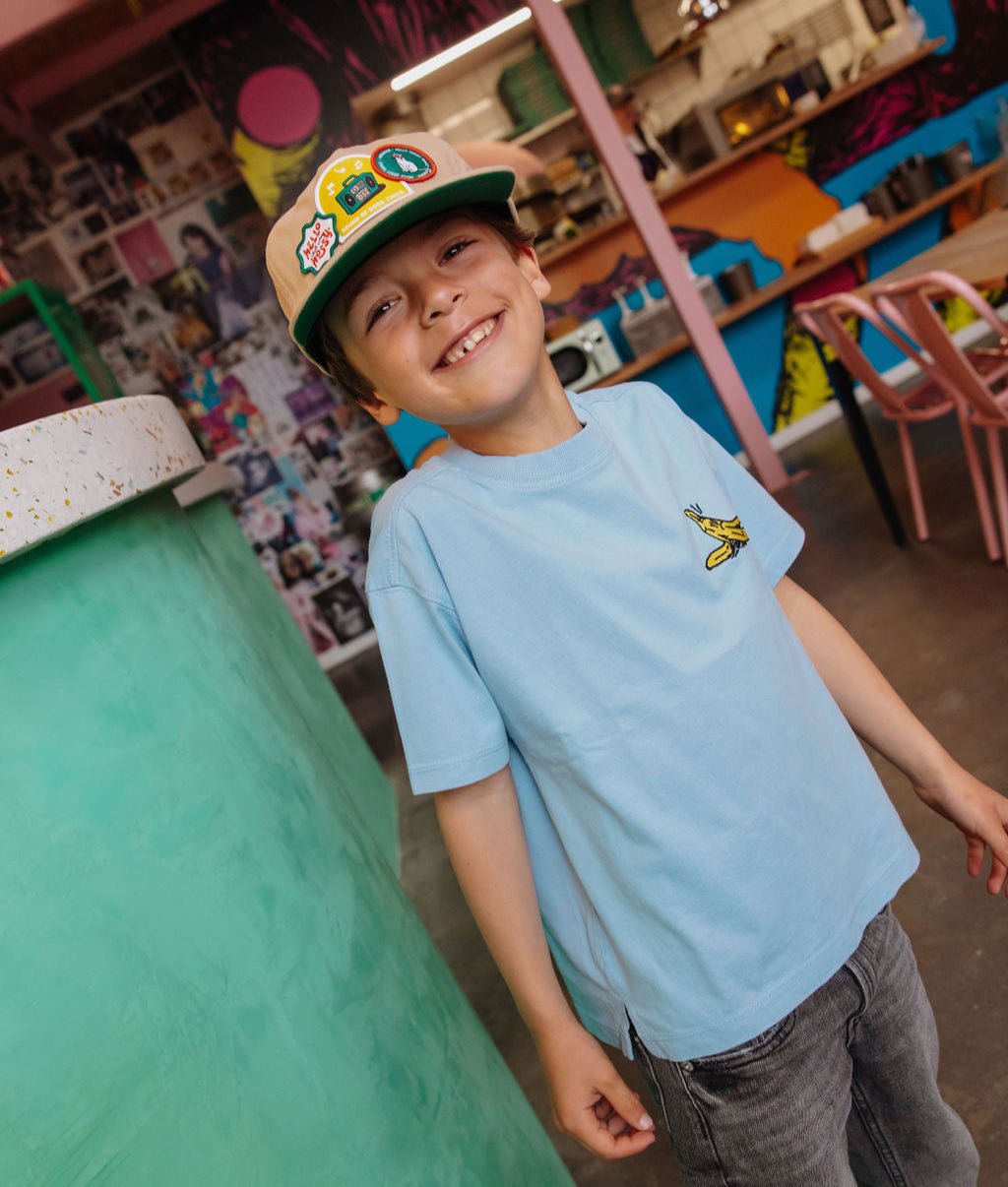 Boné infantil creme com patch de música, pala reta Hello Hossy