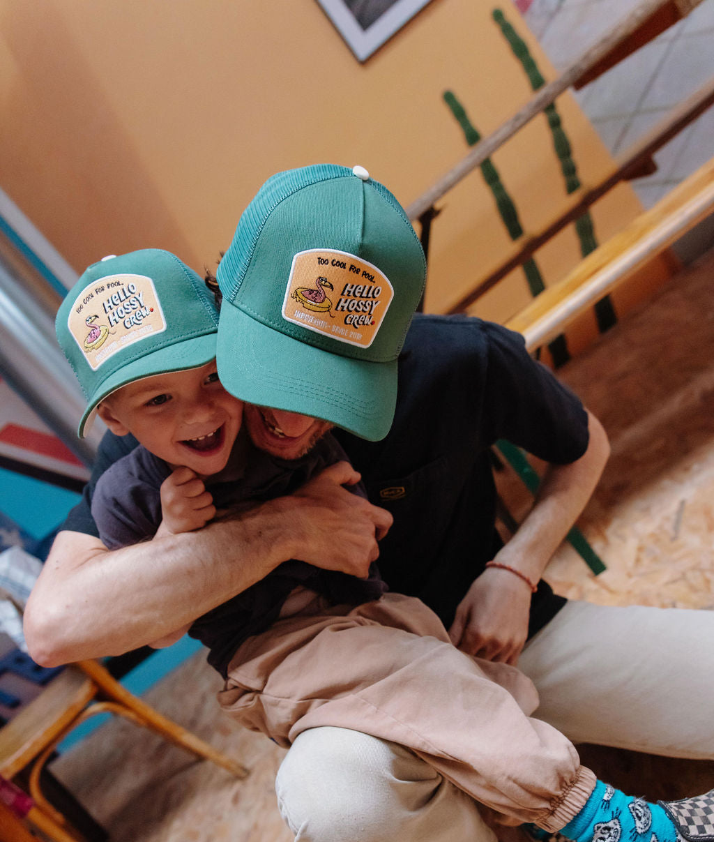 Duo pai e criança, bonés verdes com patch Hello Hossy