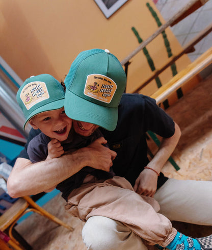 Duo pai e criança, bonés verdes com patch Hello Hossy